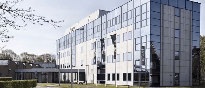 De banner van de contact pagina met het gebouw waar van hoorn marketing werkt